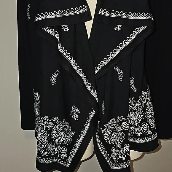 Cupio long sleeved open sweater black & white soft & Comfy NWT - Picture 2 of 13